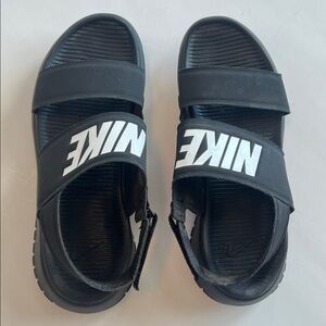 Nike Women’s Tanjun Black Lightweight Sandals Size 9